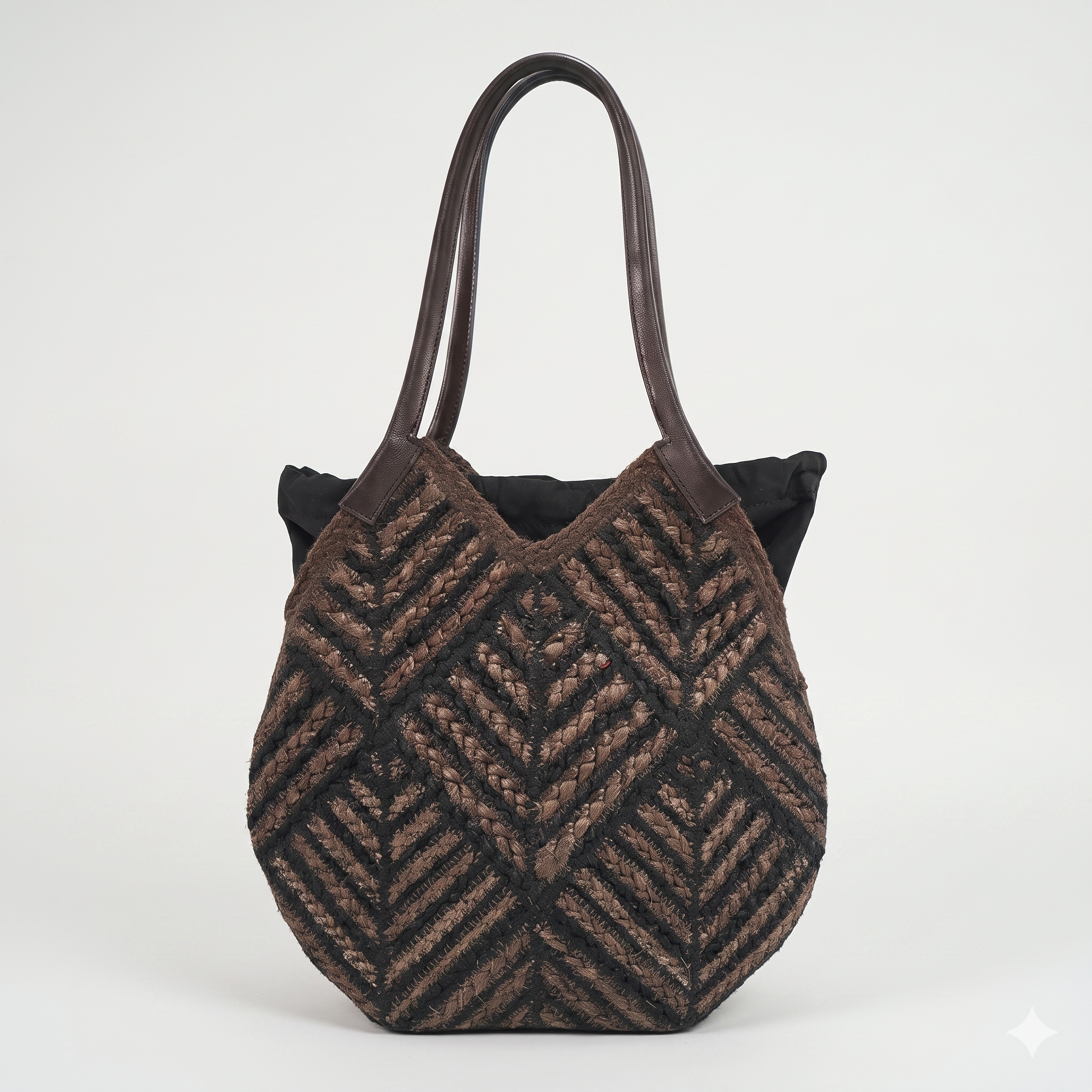 ELARA – Resort-Shopper mit Chevron-Webmuster in Dunkelbraun-Schwarz