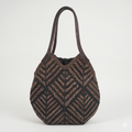 ELARA – Resort-Shopper mit Chevron-Webmuster in Dunkelbraun-Schwarz