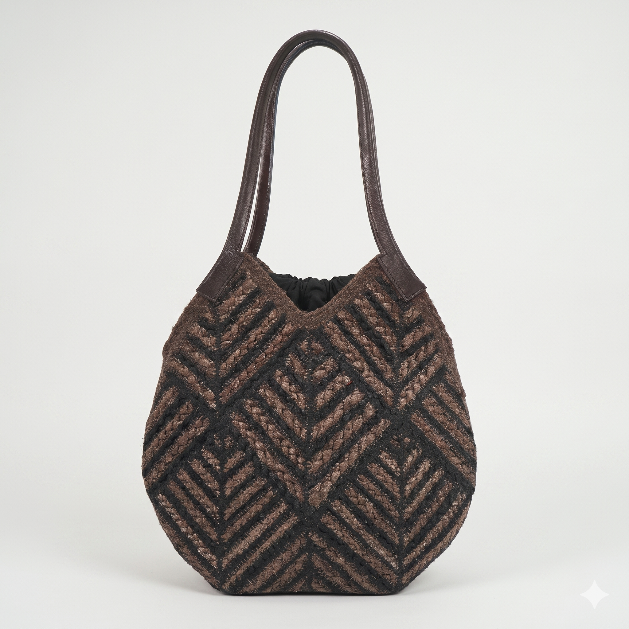 ELARA – Resort-Shopper mit Chevron-Webmuster in Dunkelbraun-Schwarz