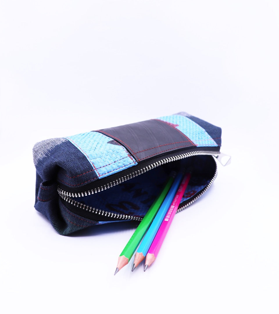 Upcycling Federmäppchen aus handgewebter Baumwolle mit Reissack- & Reifenschlauch-Details