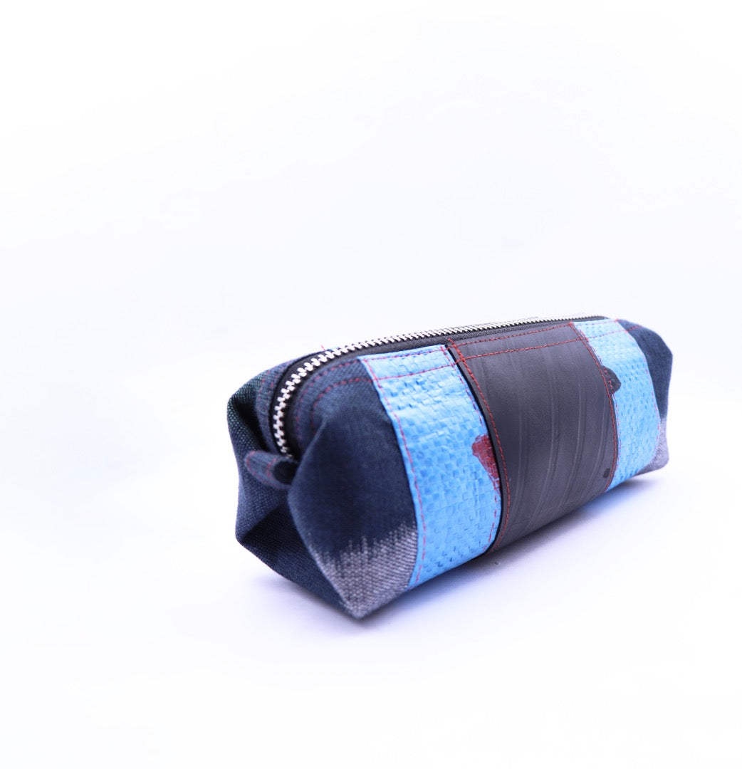 Upcycling Federmäppchen aus handgewebter Baumwolle mit Reissack- & Reifenschlauch-Details