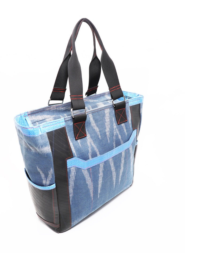 Upcycling Tote Bag aus handgewebter Baumwolle, Reissack- & Reifenschlauch-Details